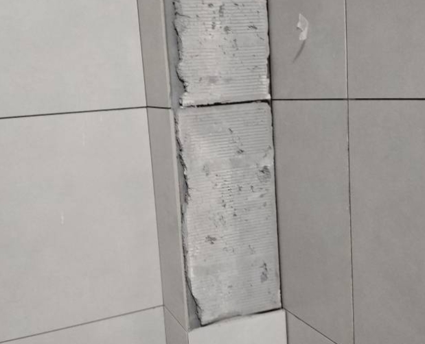 兴义瓷砖空鼓维修公司分享下瓷砖施工前基层浇水润湿程度不足，可能导致以下问题