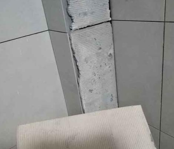 兴义瓷砖空鼓维修公司分享下厨房瓷砖脱落的补救措施。